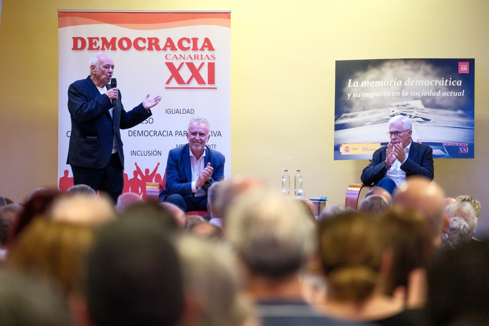 En un acto organizado por la Asociación Democracia Canarias XXI en Las Palmas de Gran Canaria, Garzón compartió su visión sobre el papel de la memoria democrática en la sociedad actual. El evento contó con la participación del ministro Ángel Víctor Torres y fue presentado por el presidente de la Asociación Democracia Canarias XXI Emilio Mayoral, lo que subraya la relevancia institucional y civil del encuentro. Garzón subrayó que la memoria democrática no se trata de una mirada nostálgica al pasado, sino de una exigencia ética del presente. En sus palabras, “la memoria es el único antídoto contra la repetición de la barbarie”, una afirmación que resume su compromiso con la verdad y la dignidad de las víctimas.