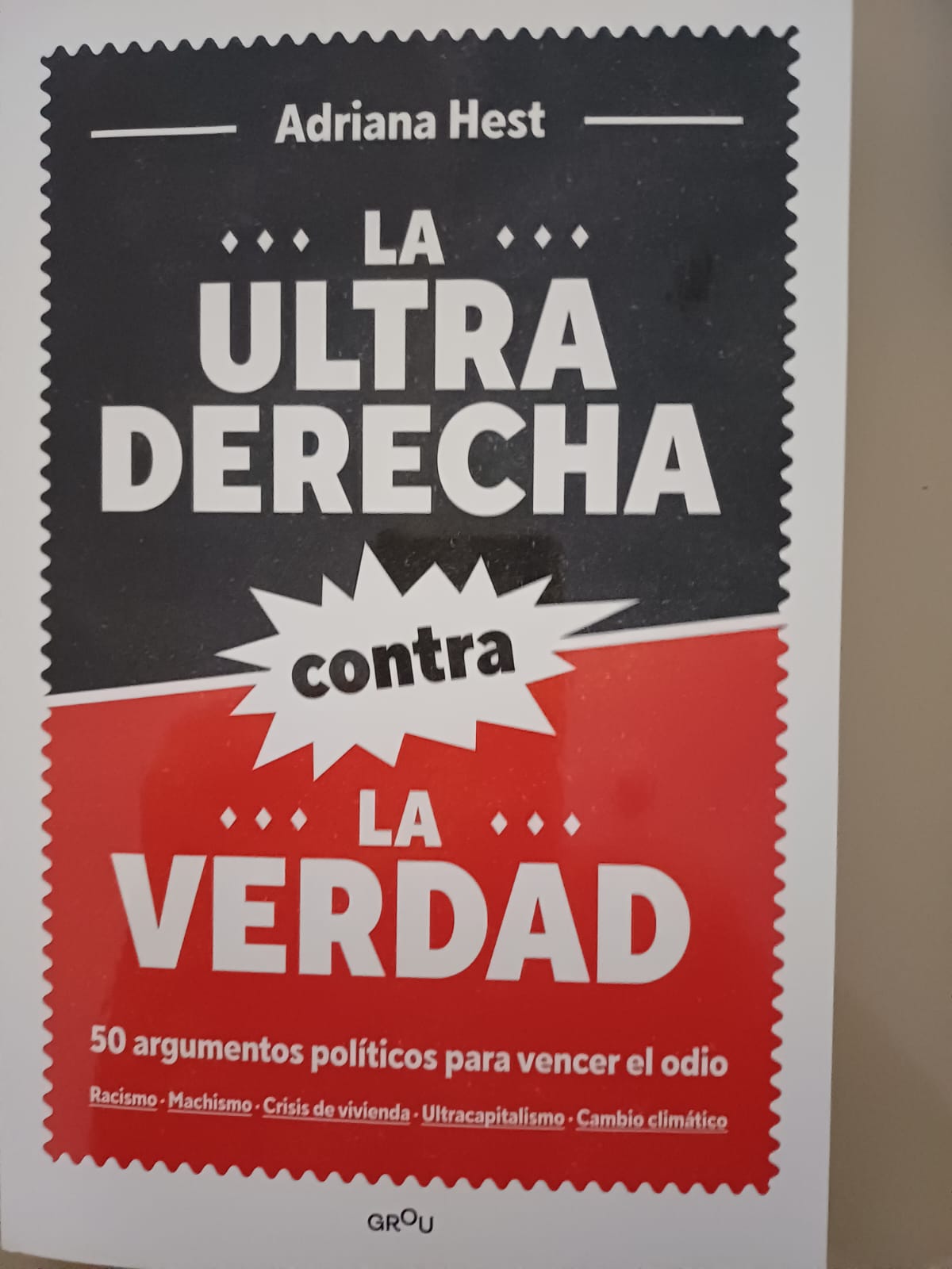 Adriana Hest, politóloga y jurista, especializada en seguridad internacional, desmonta una por una las mentiras que infestan los parlamentos, las redes, los platós y los debates cotidianos con el arma más eficaz: la verdad.